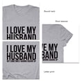 thumbnail image 4 of Camiseta de manga corta con cuello redondo y estampado de letras del alfabeto para mujer, color gris claro con fuente negra, talla SI, camiseta Love My Husband, 4 of 5