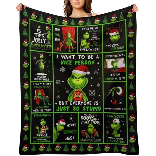 manta de grinch, manta navideña, divertida manta verde, temática navideña, decoración del hogar, mantas mullidas, cálidas y acogedoras para sofá, ropa de cama y regalo manta negra con vista frontal centrada que muestra múltiples viñetas impresas del Grinch en verde y rojo con gorro navideño y frases en inglés, borde con pequeños árboles y motivos de Santa, textura de felpa aparente; tamaños disponibles 60 x 50 (otros: 40 x 30, 50 x 40, 80 x 60). También adecuada como manta de viaje o para usar en el sofá durante películas.
