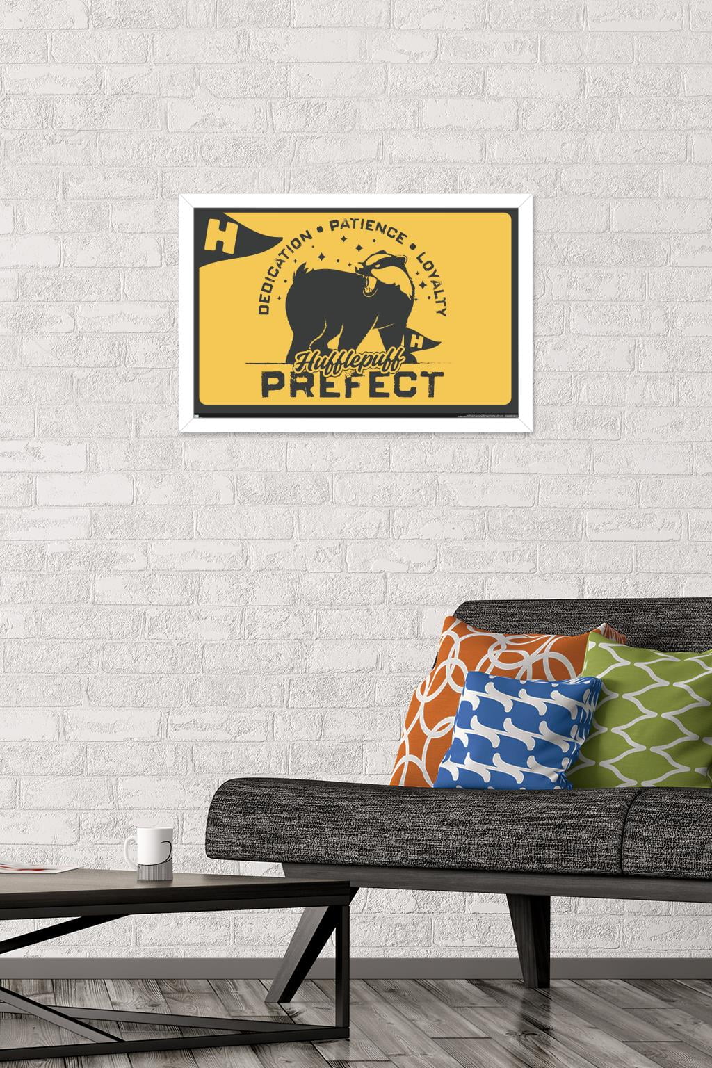 The Wizarding World: Harry Potter - Hufflepuff Clubhouse Crest Wall Poster, 14.725" x 22.375" Framed