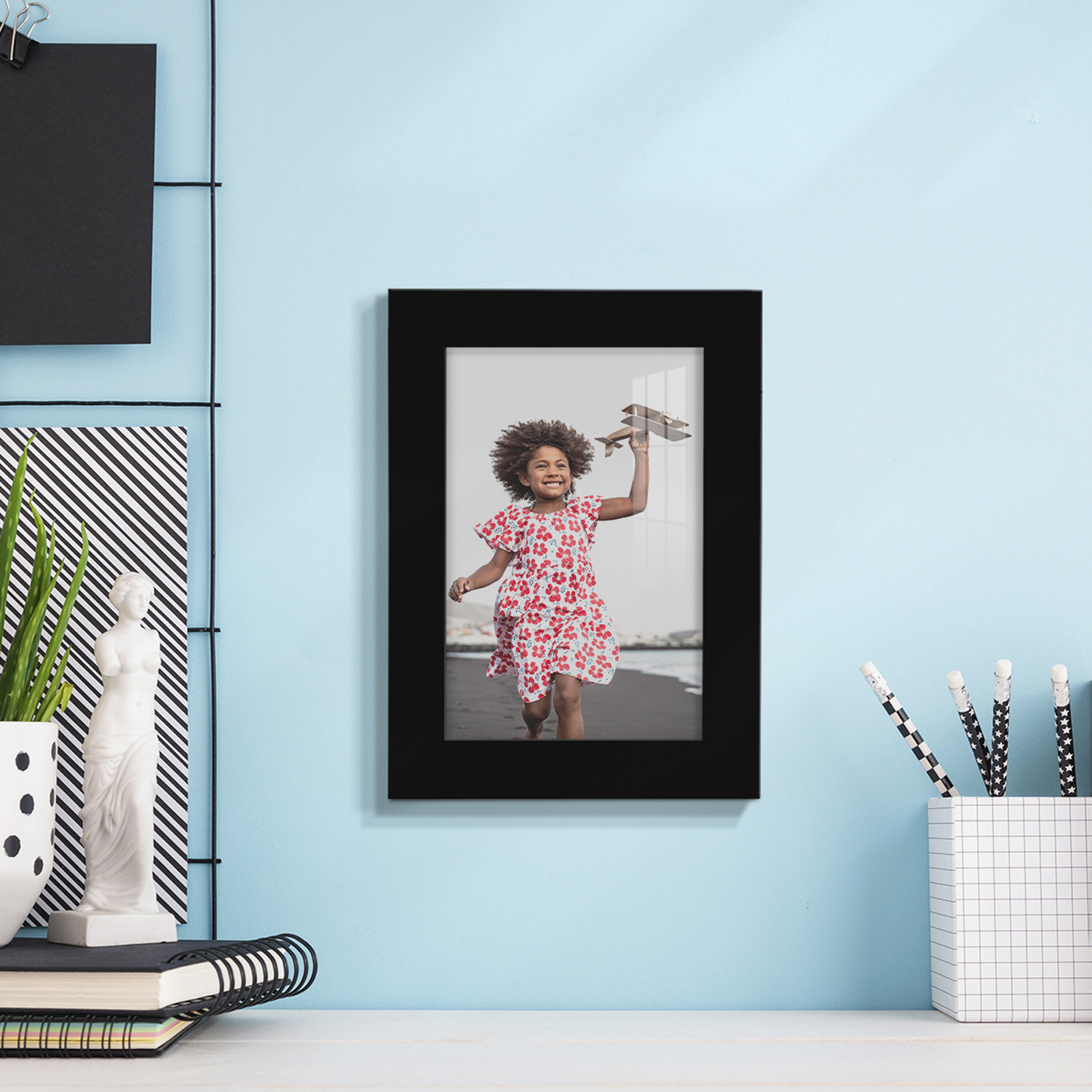 Modern 5 in. x 7 in. Black Picture Frame (Set of 2)