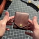 thumbnail image 3 of Cartera compacta multifuncional hecha a mano de cuero para guardar billetes con ranura para bolígrafo, tarjetero plegable minimalista delgado marrón., 3 of 7