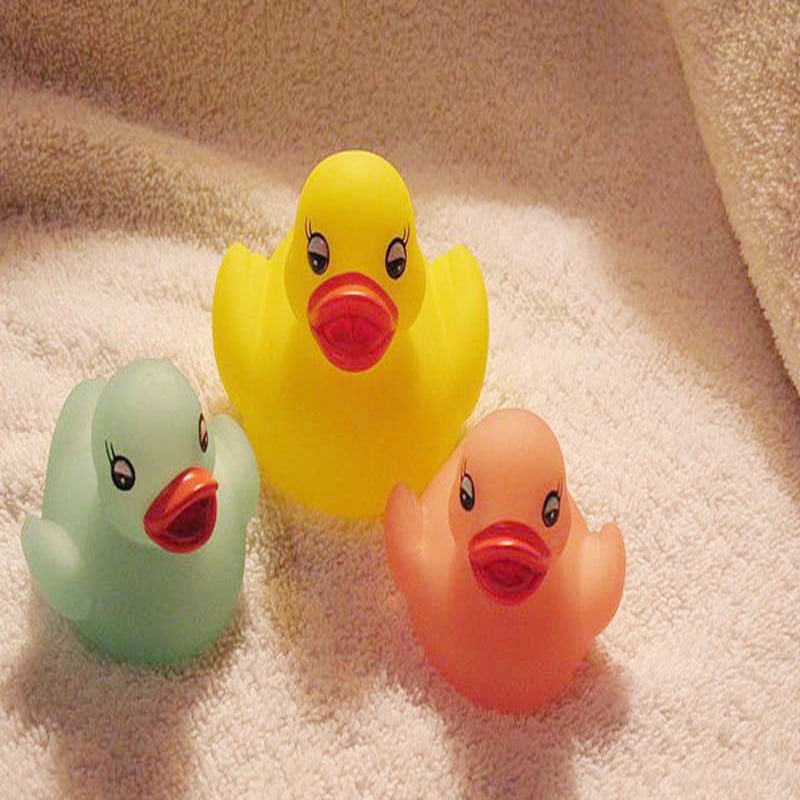 1PCS Colorful Bathtime Rubber Glow Duck Kid Baby Bath Toy Squeaky Play Water Fun 