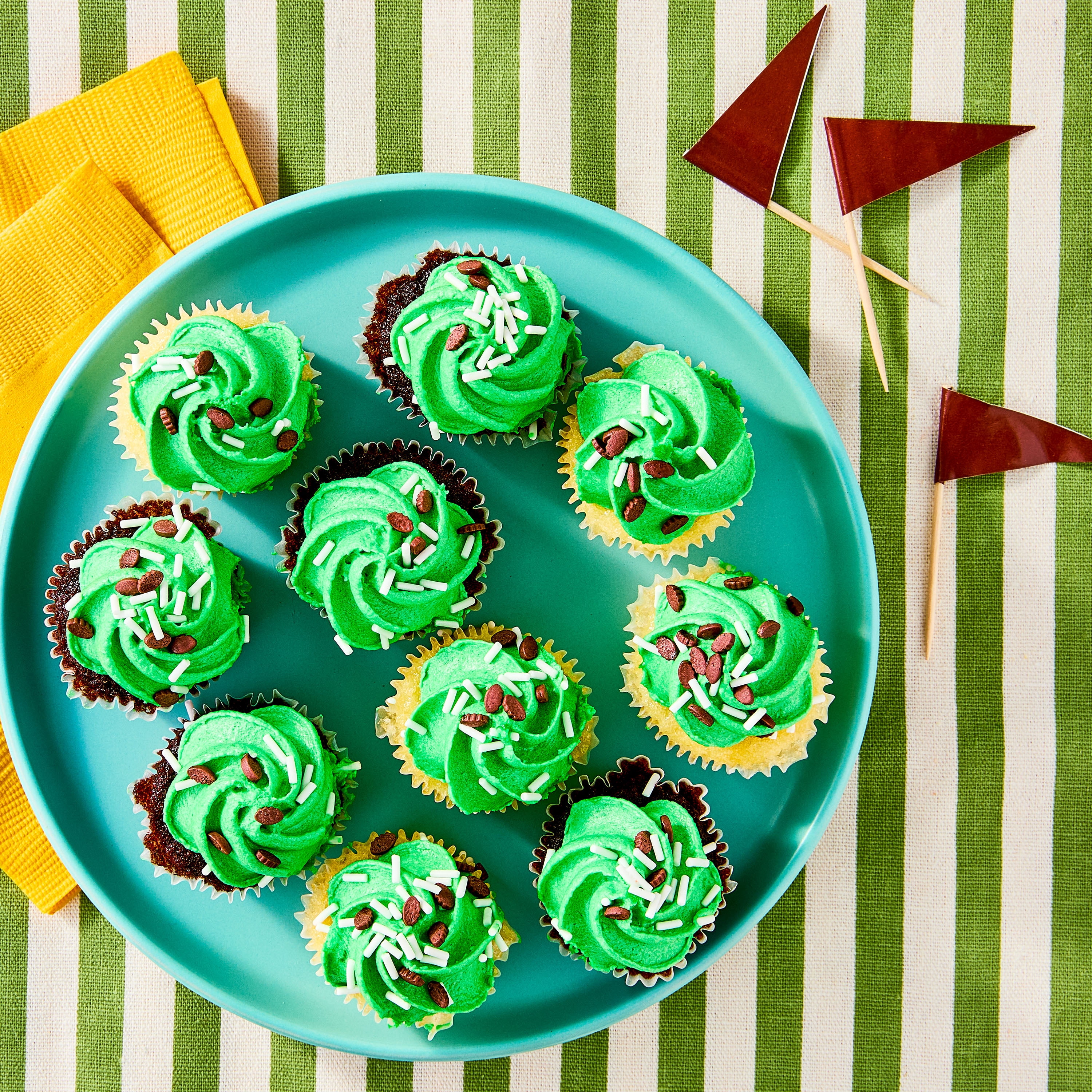 Freshness Guaranteed Game Day Mini Cupcakes, 10 oz, 12 Count (Baked, Shelf Stable)