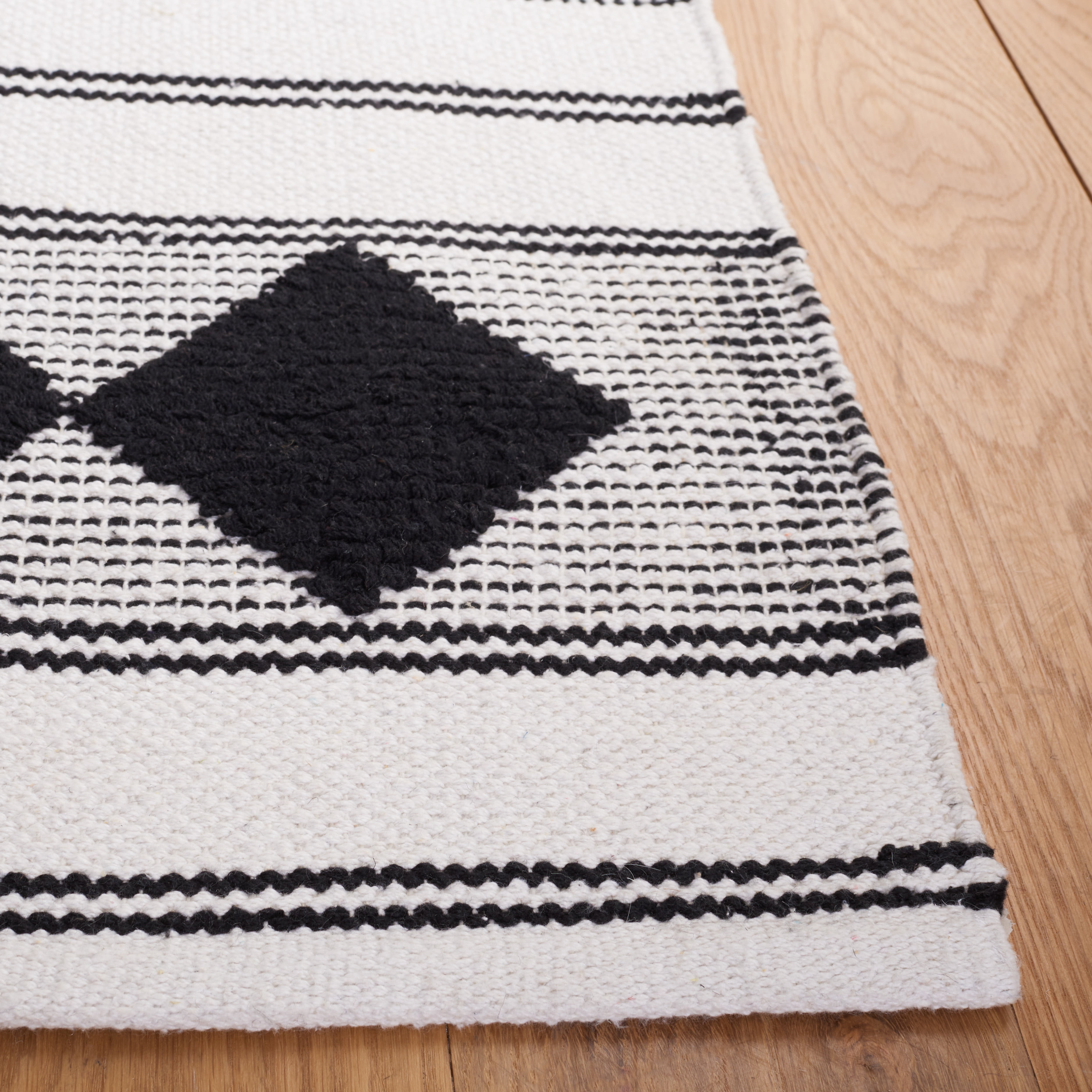 SAFAVIEH Montauk Foliage Striped Cotton Area Rug, Black/Ivory, 6' x 9'