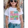 thumbnail image 1 of Camiseta informal de manga corta para niña "En mi cuarto grado": estampado de letras vibrantes y coloridas, transpirable, cuello redondo, corte regular, divertida camiseta gráfica, tela cómoda., 1 of 8