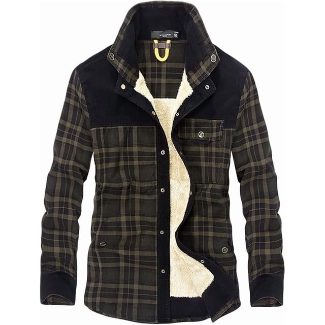 chaqueta informal de franela a cuadros con botones y forro polar cálido para exteriores para hombre con bolsillos laterales, vista frontal centrada; patrón tartán oliva y negro, cuello camisero, cierre con botones a presión y forro polar crema visible en el interior; detalle en hombros tipo piel de cordero en contraste negro, manga larga con botón en el puño, dos bolsillos laterales con botones y bolsillo de solapa en el pecho, dobladillo redondeado. Tejido exterior 100% algodón y forro 100% poliéster según especificaciones; a menudo se usa también como capa intermedia para excursiones cortas.