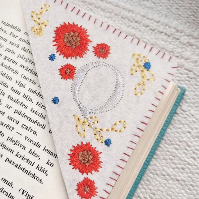 Hml 26 Letters Elegant Personalized Hand Embroidered Corner Bookmark Four Seasons Fun Bookmark Decoration Handmade Custom Letter Bookmark Hand Stitched Corner Bookmark