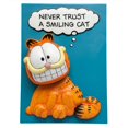 thumbnail image 1 of Garfield - Ne Jamais Faire Confiance à un Chat Souriant Plaque Bobble - OS, 1 of 1