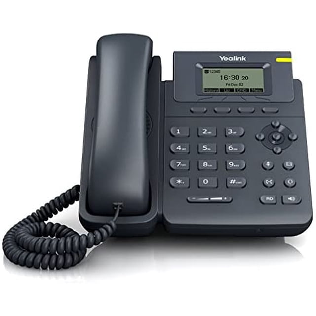 yealink sip-t19p e2 - teléfono ip (negro, terminal con conexión por cable, digital, en banda, out-of band, información sip, lcd, 132 x 64 pixeles) Vista frontal de escritorio de teléfono IP negro con auricular a la izquierda y cable en espiral, pantalla gráfica LCD 132 x 64 pixeles que muestra hora y estado, teclado numérico, pad de navegación de cuatro direcciones, teclas programables y botón manos libres; incluye switch Ethernet 10/100 de dos puertos con PoE. Pensado para una cuenta VoIP y extensiones de oficina; a menudo se usa como teléfono de escritorio para recepción o estaciones de trabajo.
