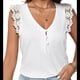 thumbnail image 3 of Camiseta de Mujer con Encaje de Guipur en Contraste y Medio Botón. Camiseta XXL, 3 of 6