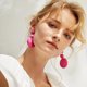 thumbnail image 4 of Pendientes de bola de mujer Boho Raffia, pendientes colgantes redondos de rafia individuales - joyería de resort de playa de verano, 4 of 5