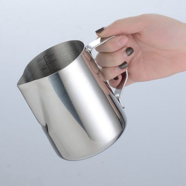 Jarra de leche de acero inoxidable, jarra de leche de café a mano alzada de 600 ml, jarra de leche con marca de medida, jarras de leche para la creación de café expreso barista capuchino