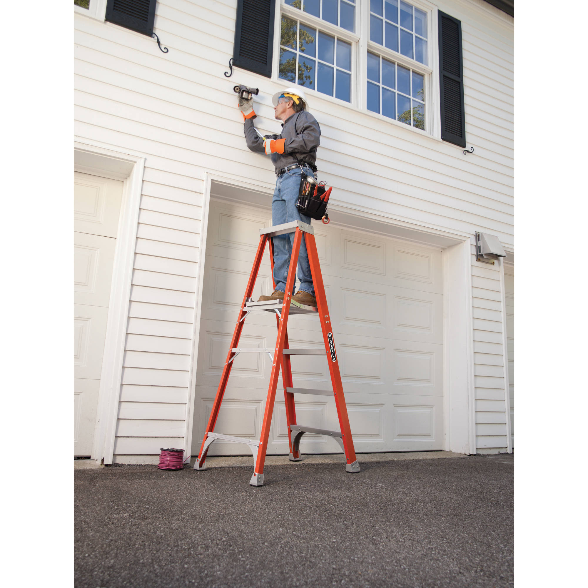 Louisville Ladder 4 Steps, 4 ft. High, Type IA Rating, Fiberglass Platform Ladder  300 Lb Capacity, 25-1/8 Base Width FP1504 - 00236117 - Penn Tool Co., Inc