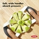 thumbnail image 4 of Cortador, descorazonador y separador de manzanas OXO Good Grips, color blanco, 4 of 5