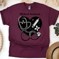 thumbnail image 1 of T-Shirt Graphique d'Assistant Médical avec Cœur et Stéthoscope, Bordeaux, Taille M, 1 of 6