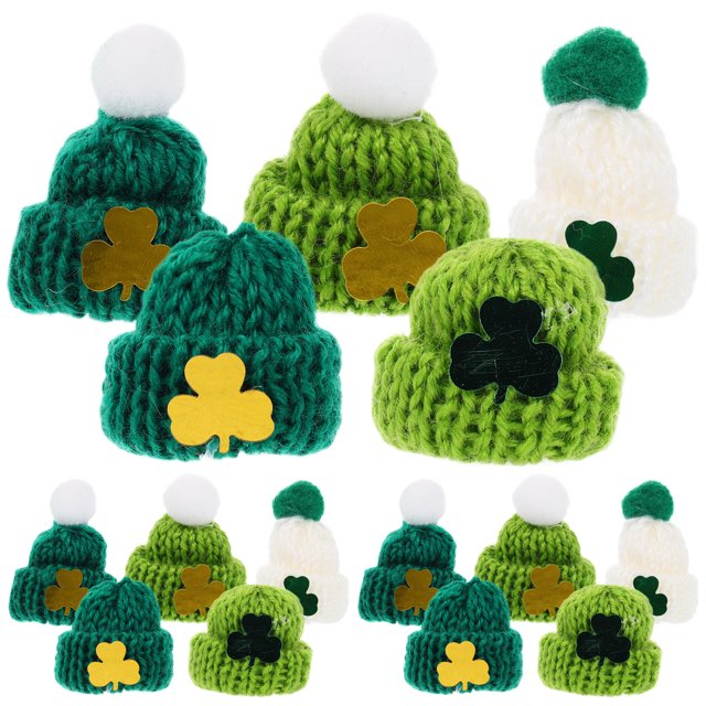 kakowely 25 gorros de punto en miniatura de san patricio, accesorios de bricolaje para el día de san patricio. Conjunto frontal de gorritos tejidos multicolor en tonos verde y blanco con pompones y aplicaciones de trébol metálico; cada gorro mide aprox. 4.5 x 2.5 x 2.5 cm, ideal para ropa de muñecas, creación de bisutería y adornos de regalo.