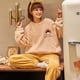 thumbnail image 5 of Pijamas de terciopelo coralino para mujer, ropa de casa de terciopelo grueso, traje de dos piezas, lindo Oso de fresa, Ins coreano, otoño e invierno, nuevo, 5 of 5