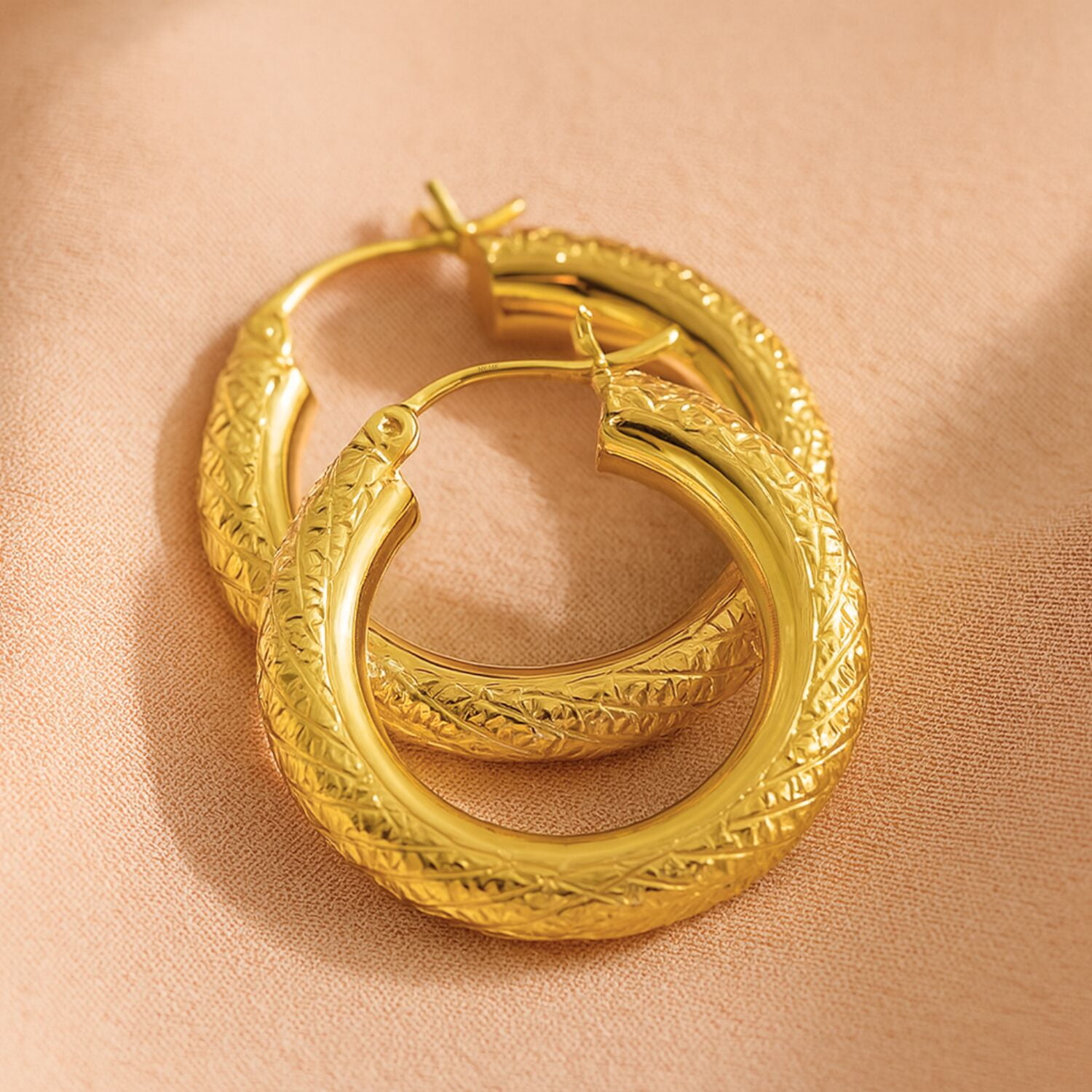 Tilo Jewelry 14K Yellow Gold 5mm Thick Chunky Gold Hoop Earrings with Diamond-Cut Engraving (25mm - 1 Inch) for Women & Unisex