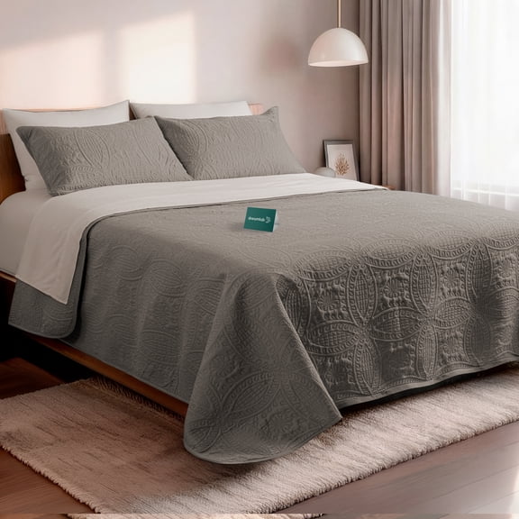 Dreamlab Edredón Individual Ligero y Juego de Sábanas con Fundas de Almohada Decorativas (5 piezas). Set de Colcha Ligera y Sábanas para Cualquier Temporada. Hipoalergénico. Moneda, Arena / Beige