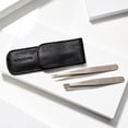 thumbnail image 4 of Juego de Pinzas Petite Tweezerman, para cejas, color Clásico con estuche Negro - Pinza obliqua y pinza de punta con estuche, ideal para viajes., 4 of 11