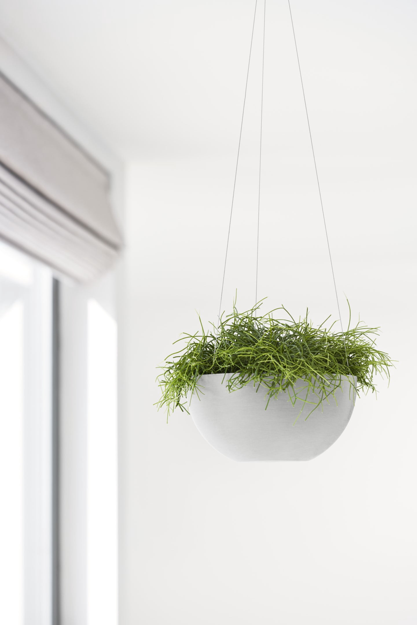 Ecopots Hanging Brussels Durable Modern Round Indoor/Outdoor Recycled Based Composite Flower Pot Planter, White Grey, 13"