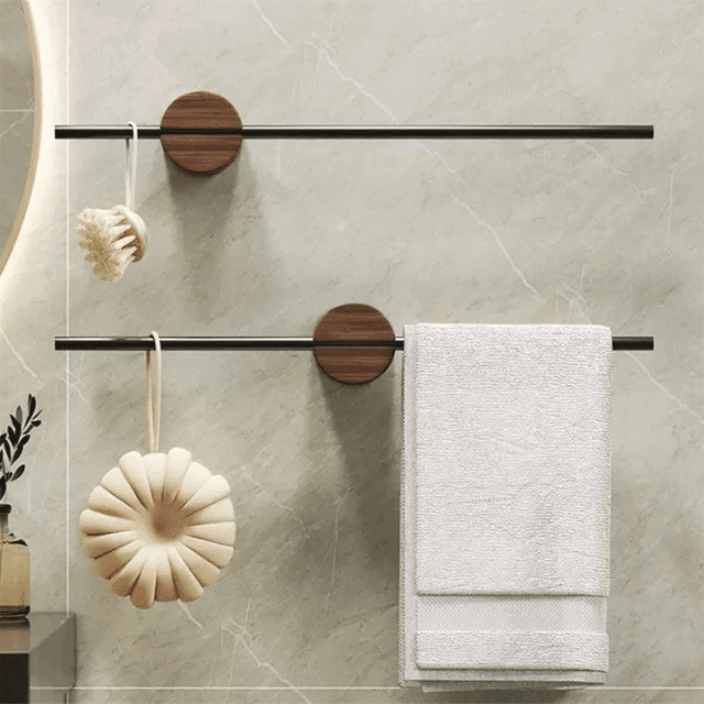Porte-serviettes Minimaliste en Noyer Porte-Serviettes de Salle de Bain Coulissant à un Seul Poteau Sans Perçage Support en Bois Massif pour Salle de Bain 50 cm. Porte-Serviettes Mural Gain de Place avec un Seul Poteau Coulissant en Alliage d'Aluminium Noir et des Supports en Bois de Noyer Massif. Installé sur un Mur de Salle de Bain en Marbre, Il Tient une Serviette Blanche et une Éponge de Bain Suspendue. Sa Finition Antirouille et Son style Moderne le Rendent Adapté aux Salles de Bain, Cuisines Ou Buanderies.
