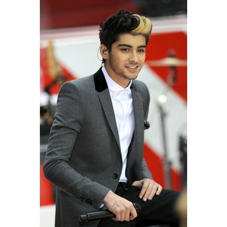 Zayn Malik On Stage For Nbc Today Show Toyota Concert Series With One Direction Rolled Canvas Art - (8 x 10)