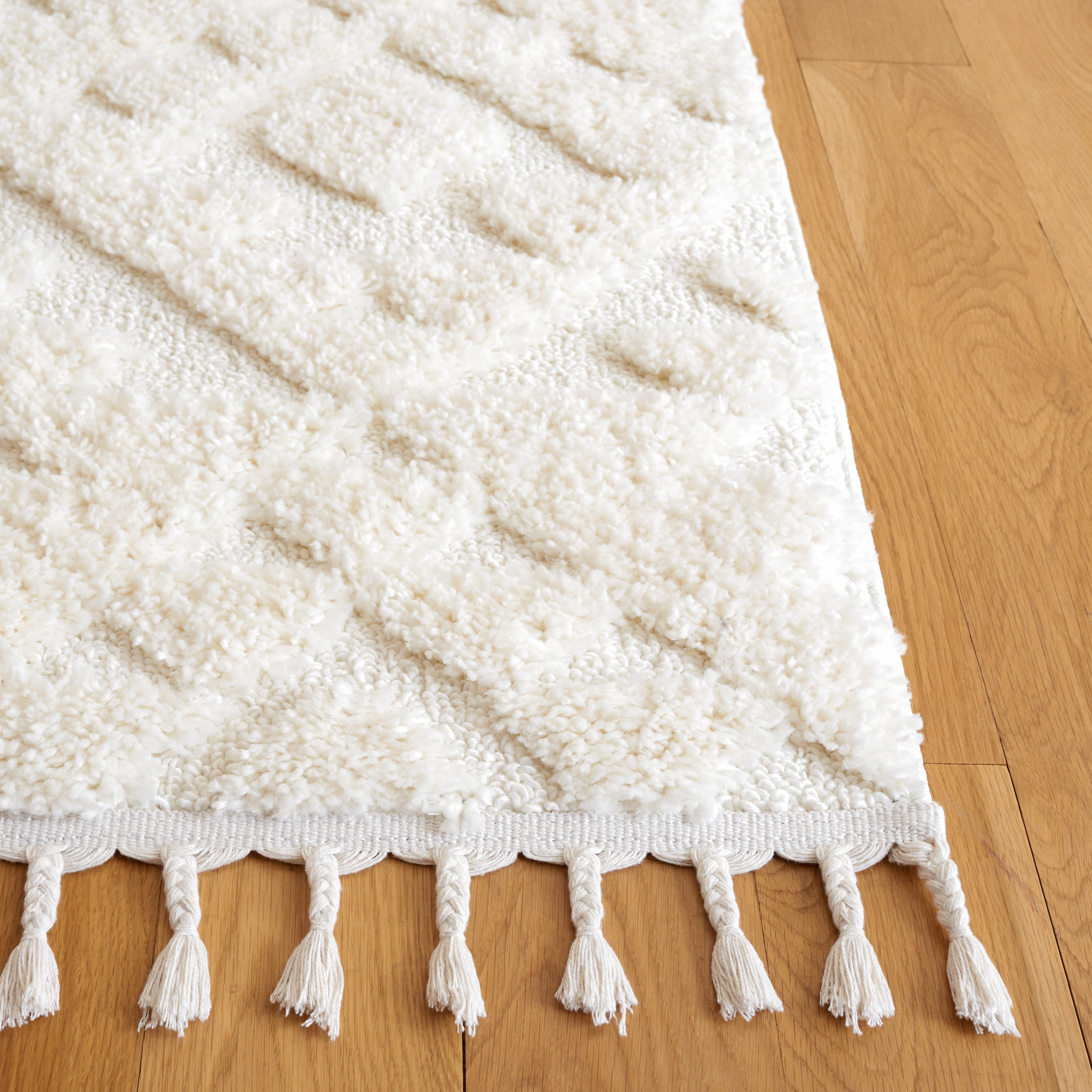 SAFAVIEH Moroccan Tassel Larry Geometric Shag Runner Rug, Ivory, 2'3" x 8'