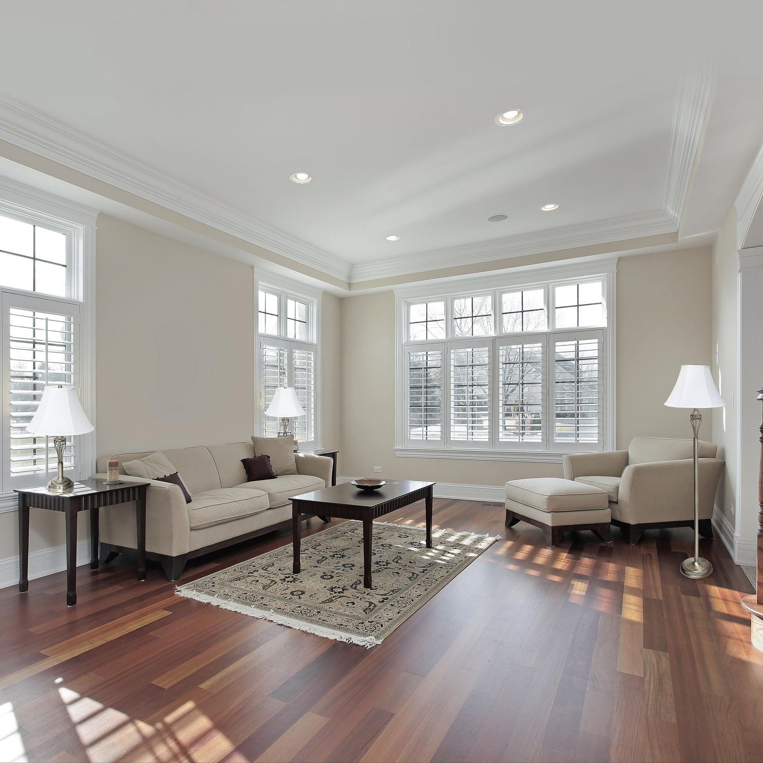 Ensemble de trois lampes Elegant Designs en laiton antique (2 lampes de table, 1 lampadaire)