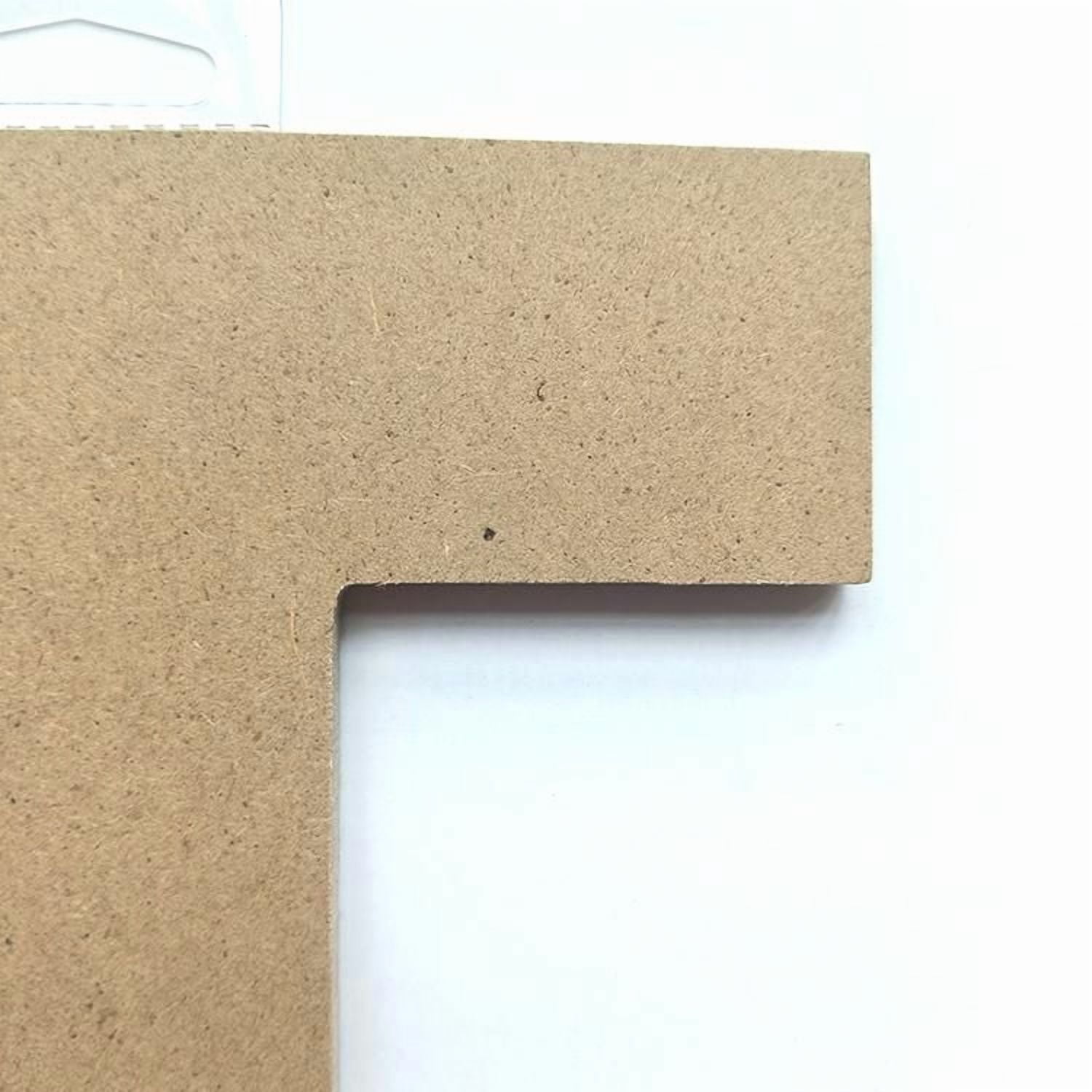 Lettre T en bois du décor Lerman