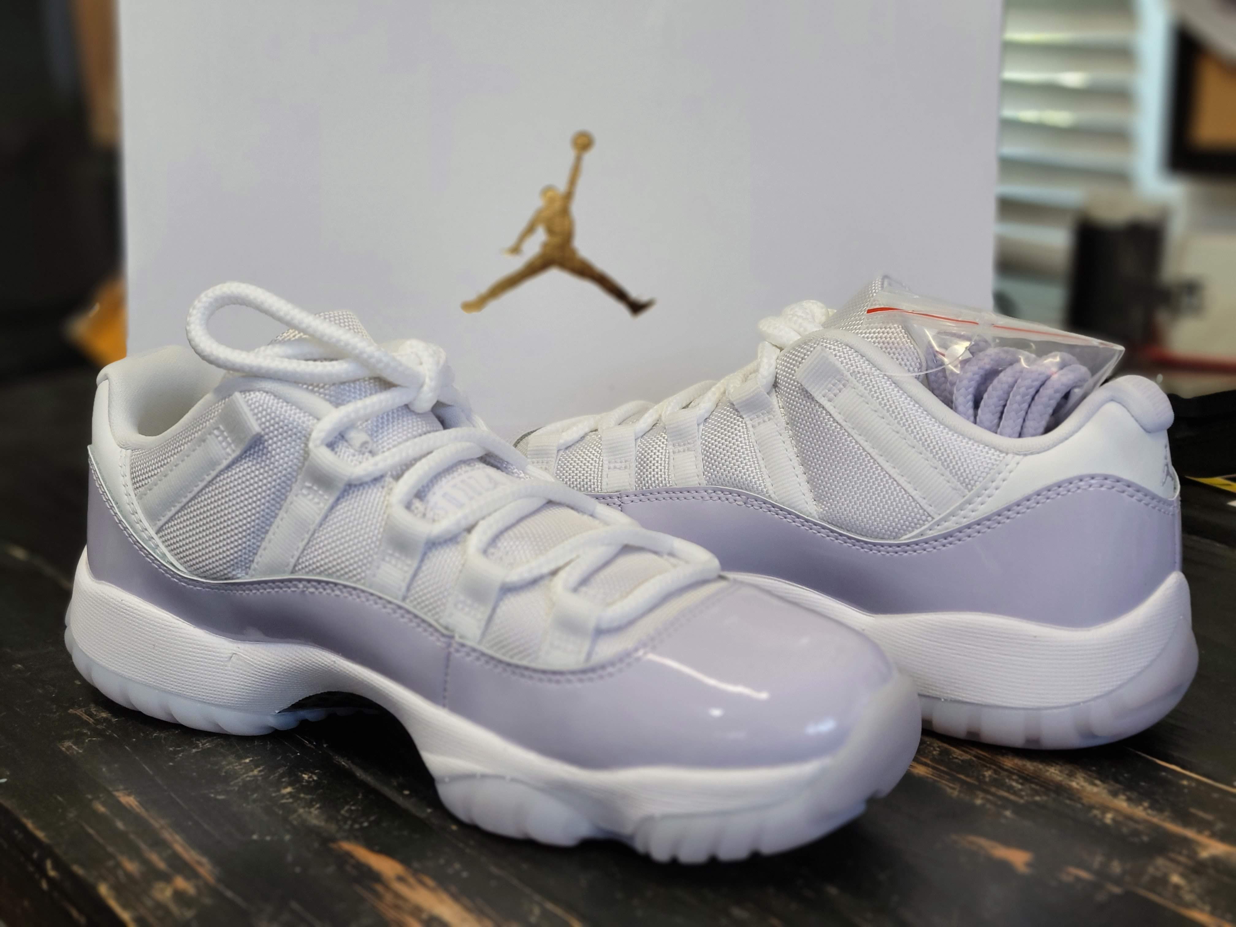 Jordan 11 low frost white online