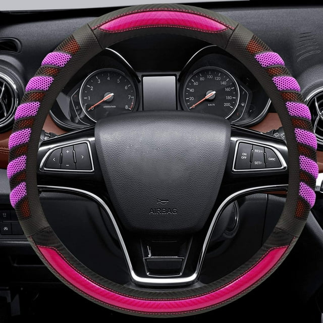 funda de volante de cuero morado estilo deportivo, funda de volante deportivo morado fresco, volante universal de 14,5-15,25 pulgadas — vista frontal centrada de volante con cubierta morada y rosa; diseño deportivo con secciones antideslizantes 3D y paneles transpirables en malla, costuras visibles y textura rugosa; ajuste universal para volantes de 37–38.7 cm; tablero y controles del auto al fondo; a menudo usada para renovar el aspecto interior y adecuada para autos y SUV.