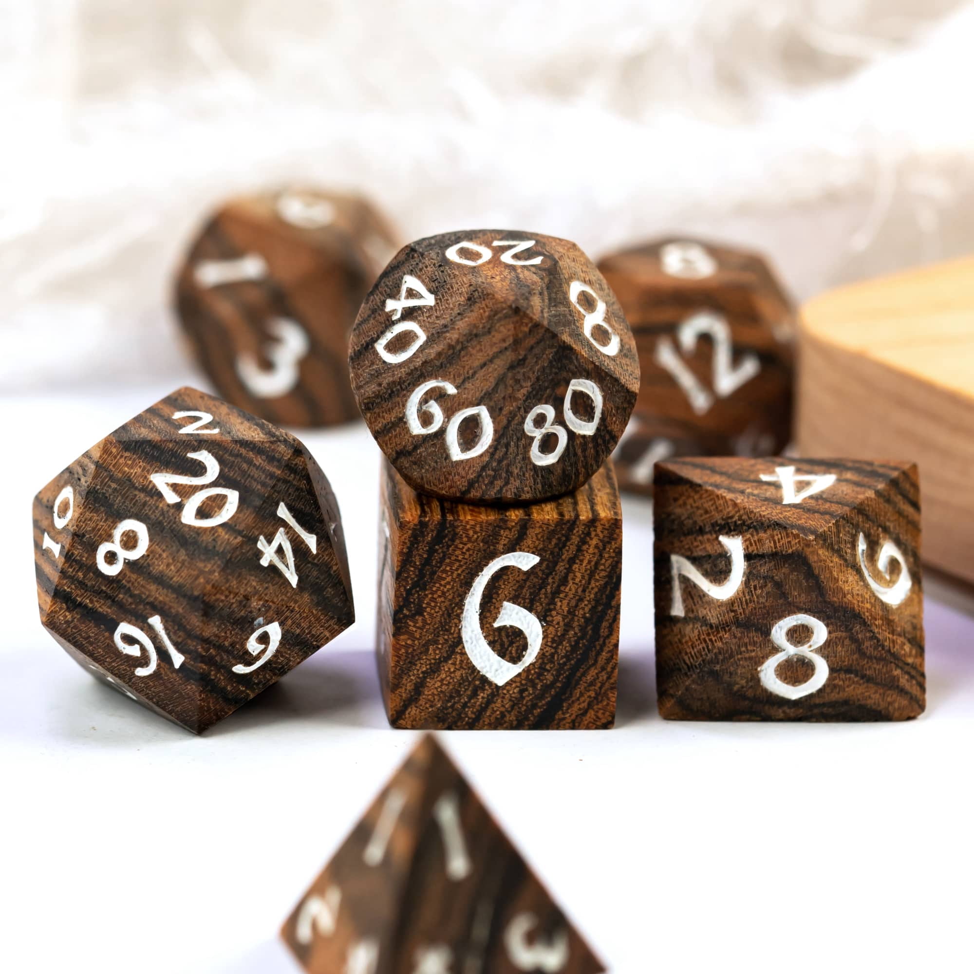 Cusdie 7Pcs/set Wooden DND Dice D&D Wood Dice D4 D6 D8 D10 D% D12 D20 Polyhedral Games Dice Set for Table Games MTG RPG