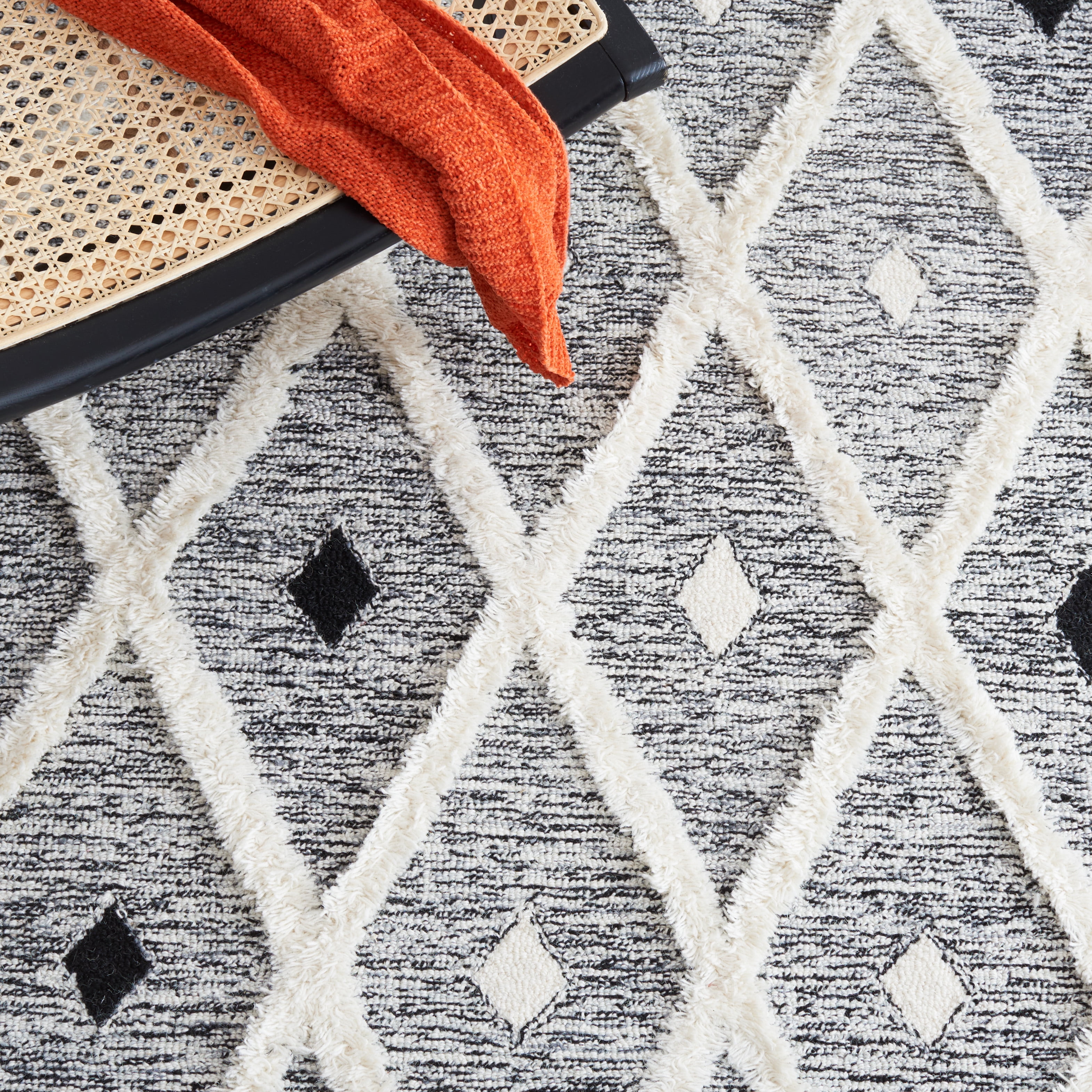 SAFAVIEH Casablanca Cara Diamond Area Rug, Black/Ivory, 6' x 6' Round