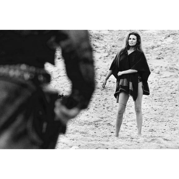 Raquel Welch in Hannie Caulder full length gunfight scene 24x36 Poster