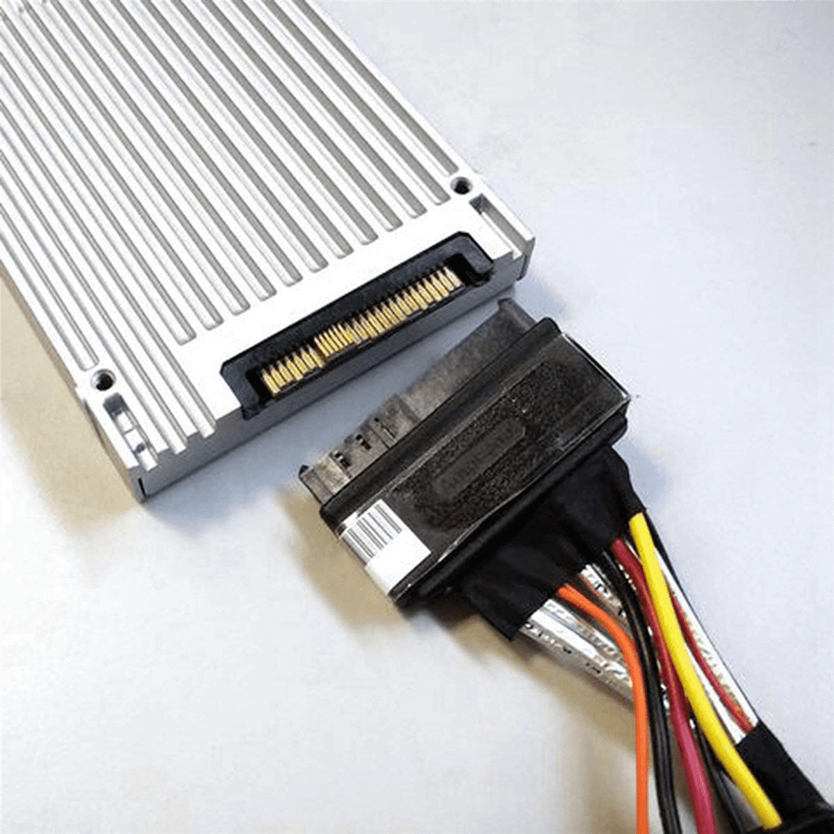 4X Built-in 12G Mini SAS HD to U.2 / SFF-8643 to SFF-8639 Cable 0.5M with 15-Pin SATA Power Supply, Suitable for U.2 SSD