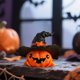 thumbnail image 1 of Adorno de Resina para Halloween, con Sombrero de Bruja, Figura de Calabaza, Decoración Festiva, Exhibición de Mesa, Midiendo 7x7x6.3 cm, para Decoración de Temporada en Interiores., 1 of 6
