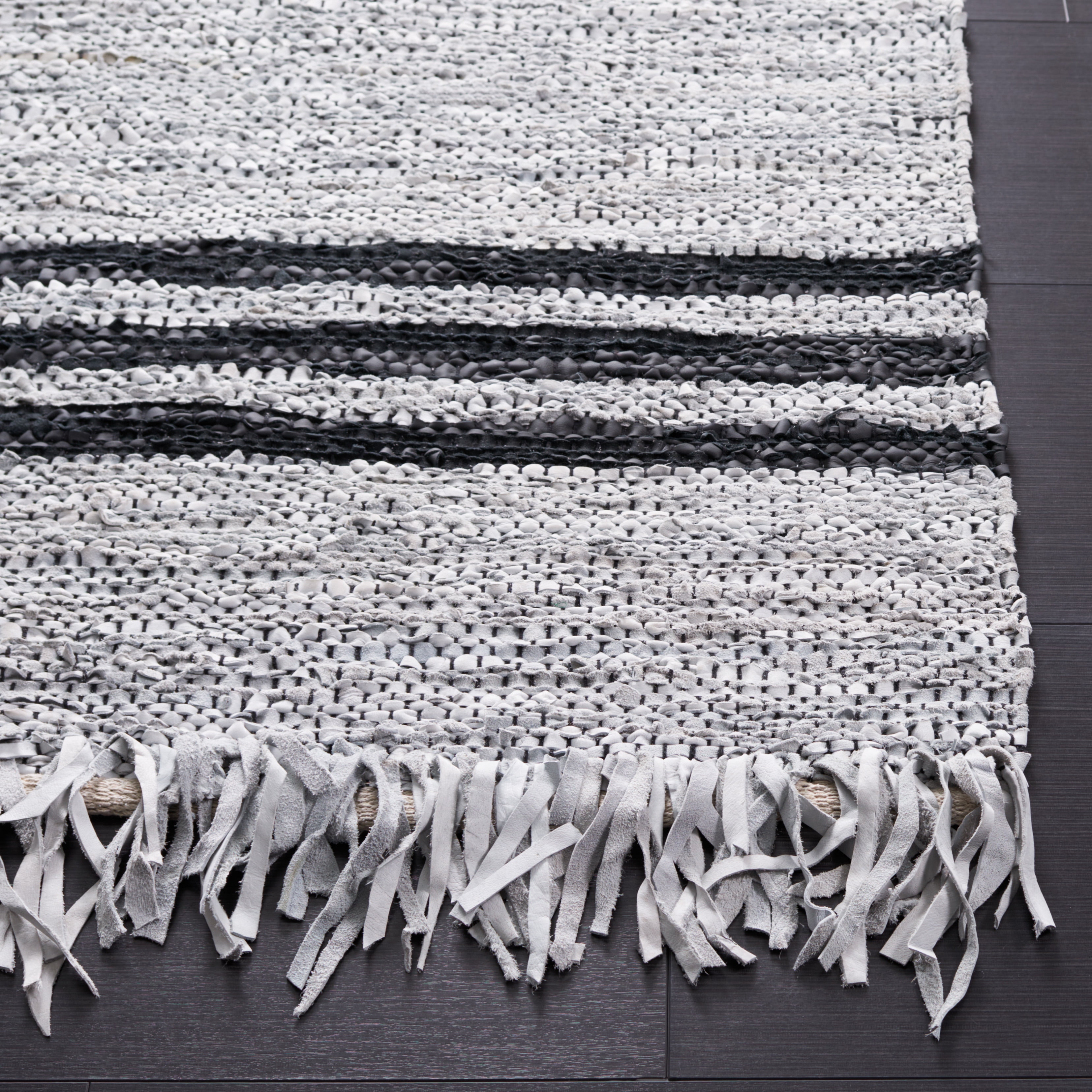 SAFAVIEH Vintage Leather Alexander Striped Area Rug, Ivory/Black, 4' x 6'