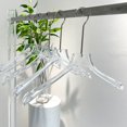 thumbnail image 2 of Perchas transparentes, paquete de 10 perchas para camisas, perchas de plástico transparente, cristal para perchas de ropa, perchas que ahorran espacio, resistentes, 2 of 3