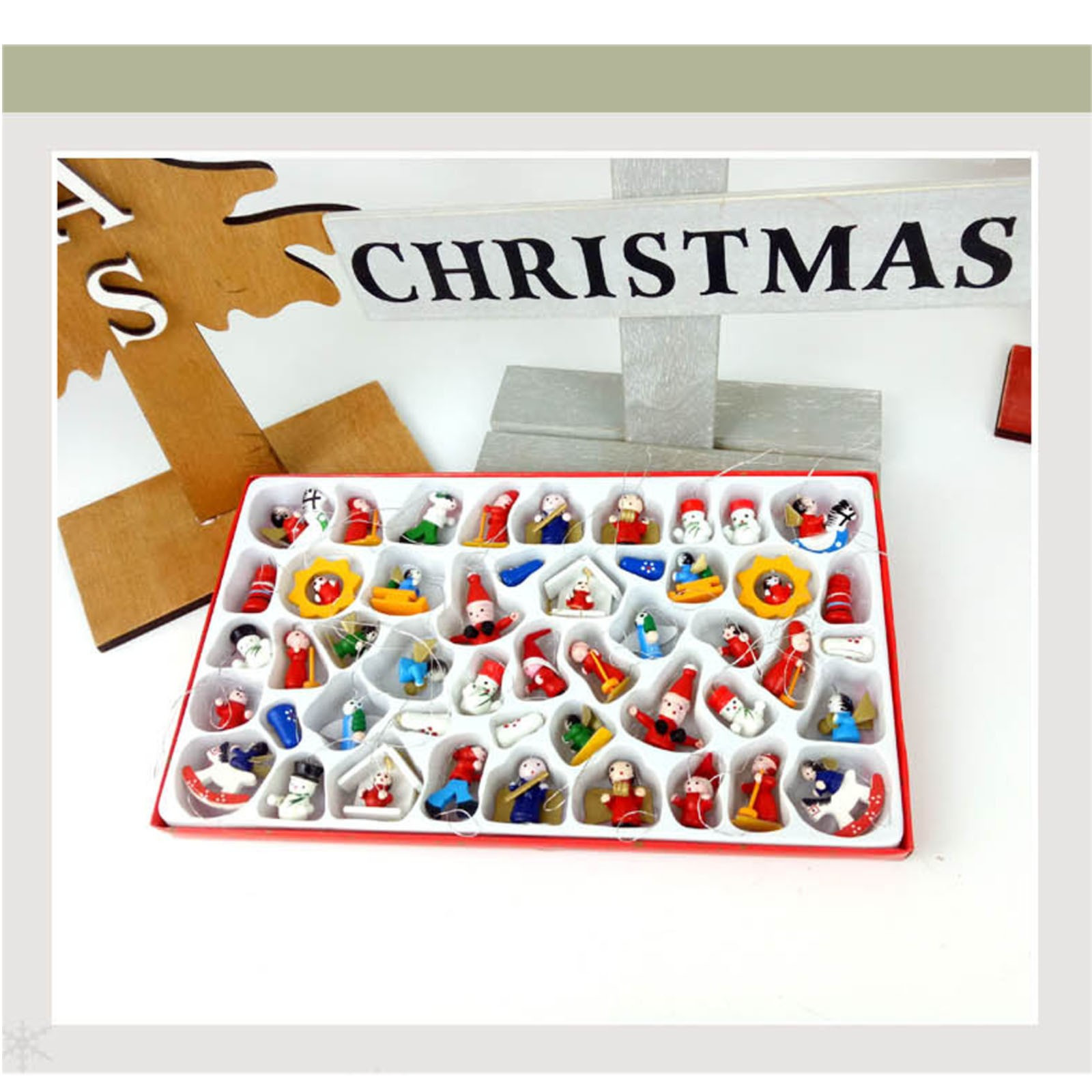 SDJMa 48 Pieces Mini Christmas Ornaments Wooden Ornaments Miniature  Christmas Tree Ornaments Tiny Christmas Pendant Decoration with Holiday  Gift Box for Christmas Tree Decorations 