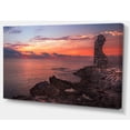 thumbnail image 2 of Plage Rocheuse Rouge avec Ruines Anciennes, 2 of 3