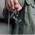 thumbnail image 3 of Estilo de hombre Metal Plata Motorista Balón de fútbol Collar de zapato Zapato Fútbol Tiro Deportes Colgante Joyería con caja Cadena Collar con colgante Cadena Regalo para hombres y niños, 3 of 3