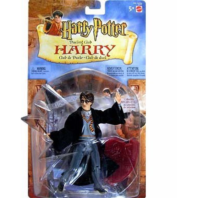 mattel harry potter dueling club (2002) figura de acción vintage Figura de acción coleccionable Mattel 2002 en empaque, vista frontal centrada; completamente articulada con túnica negra de Hogwarts, corbata escolar visible, varita en mano derecha y eje de cintura que activa la acción de duelo; Holo-Tile coleccionable visible en el blíster y empaque con logo Harry Potter, adecuada para exhibir en vitrinas de coleccionistas.