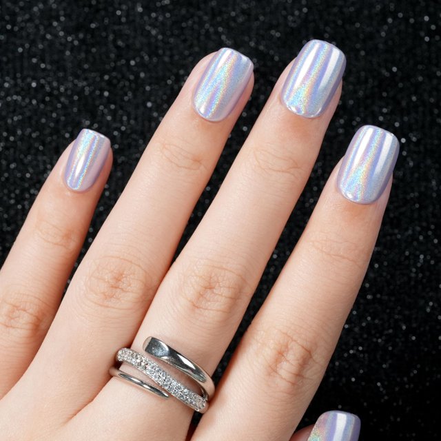 press on nails jofay fashion short rainbow laser púrpura 32 unidades — mano frontal con uñas postizas cortas color púrpura de efecto láser arcoíris, forma cuadrada de cobertura total y cutícula cónica; acabado de gel de alto brillo sobre fondo negro texturizado; ideales para manicuras rápidas y viajes.