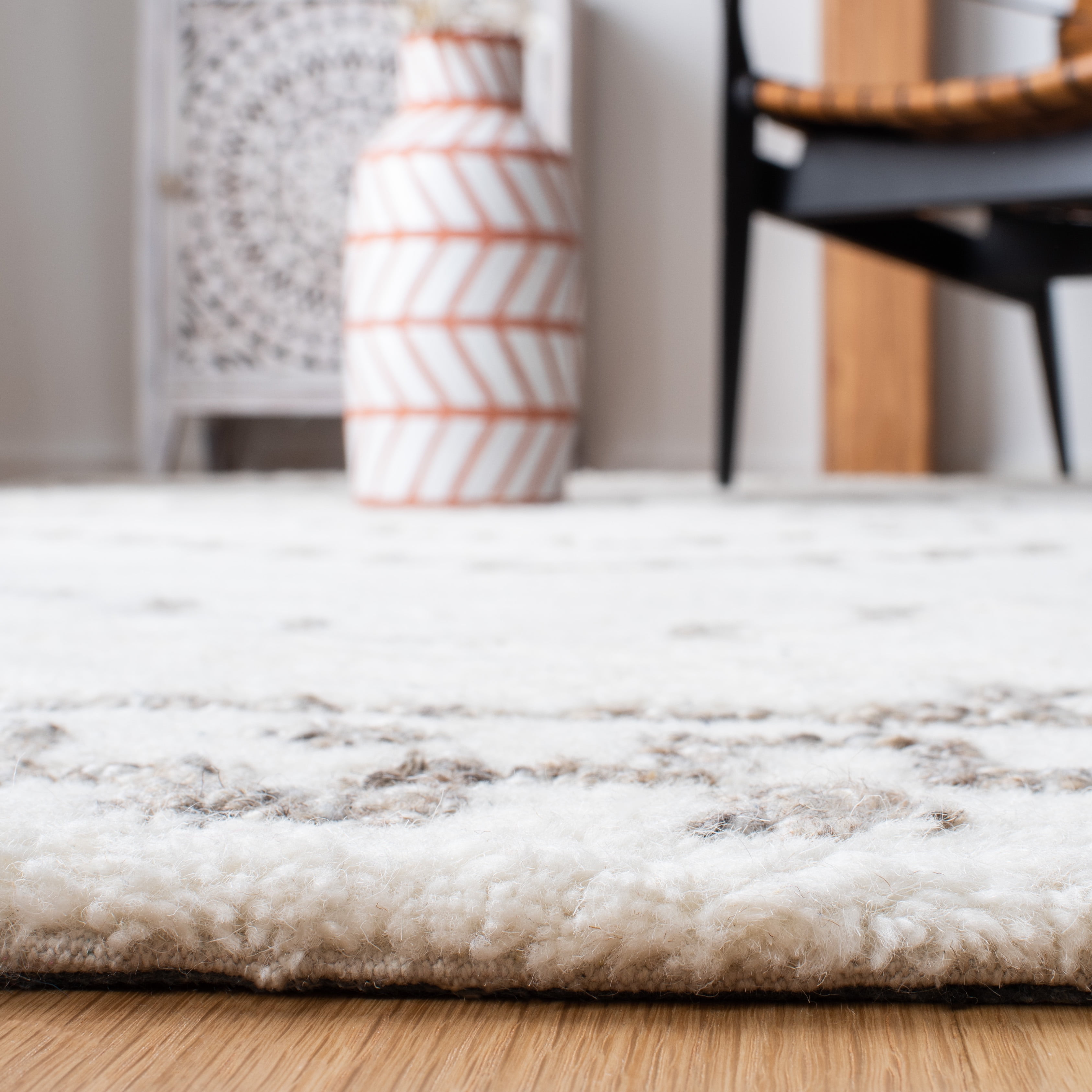 SAFAVIEH Casablanca Lidija Geometric Area Rug, Ivory/Taupe, 6' x 9'