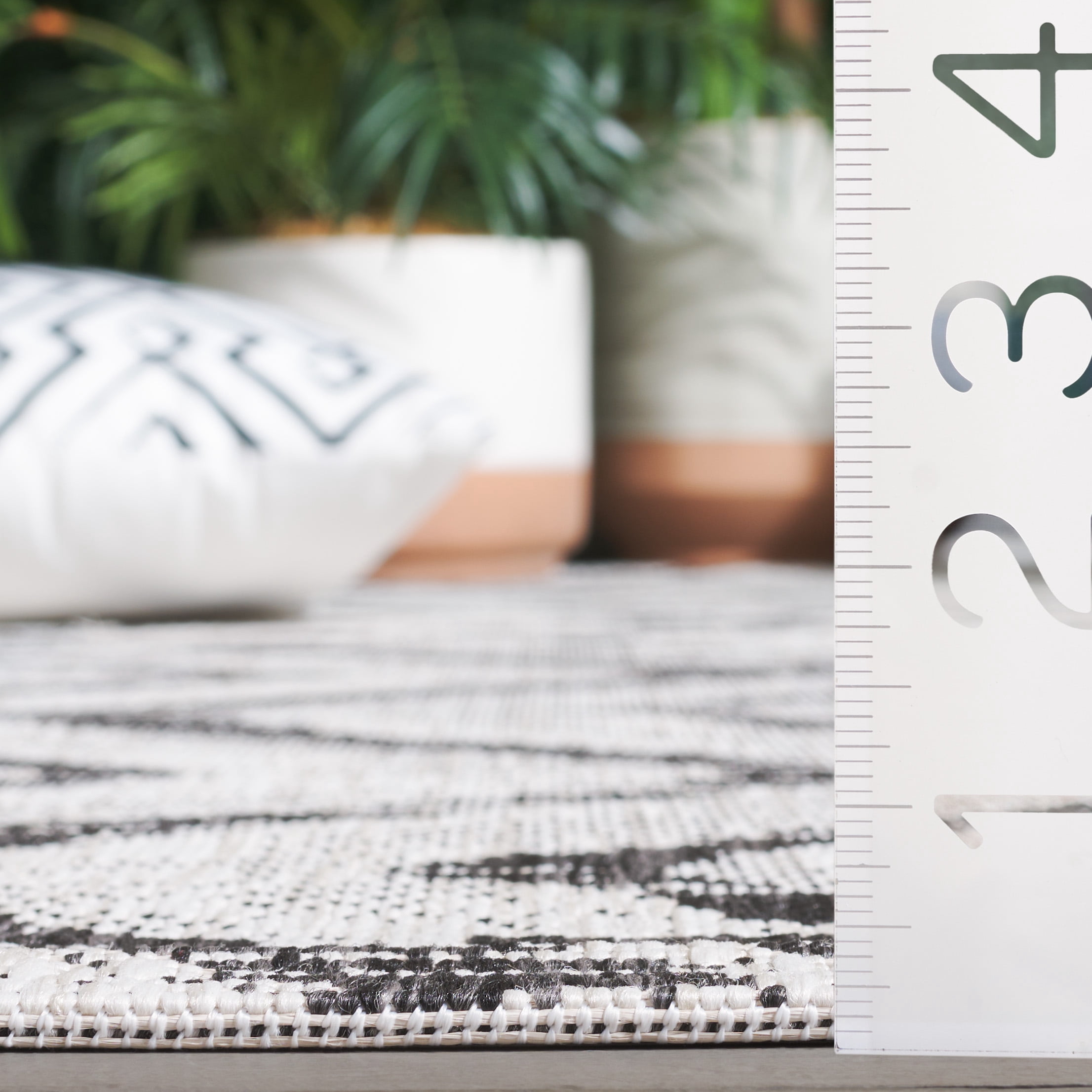 SAFAVIEH Courtyard Alexa Geometric Indoor/Outdoor Area Rug, Ivory/Black, 5'3" x 7'7"