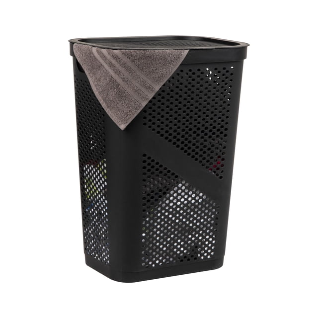 cesta para ropa mind reader, 60 l, delgada, con tapa de plástico negro vista frontal 3/4 de cesto de lavandería ventilado de plástico negro con perforaciones diagonales y circulares, perfil alto y delgado, asas recortadas integradas, tapa negra ajustada y una toalla gris asomando; medidas aproximadas 17.25" x 13.75" x 23.5" (43.8 x 34.9 x 59.7 cm). Apto también para almacenar ropa deportiva o toallas en espacios reducidos.