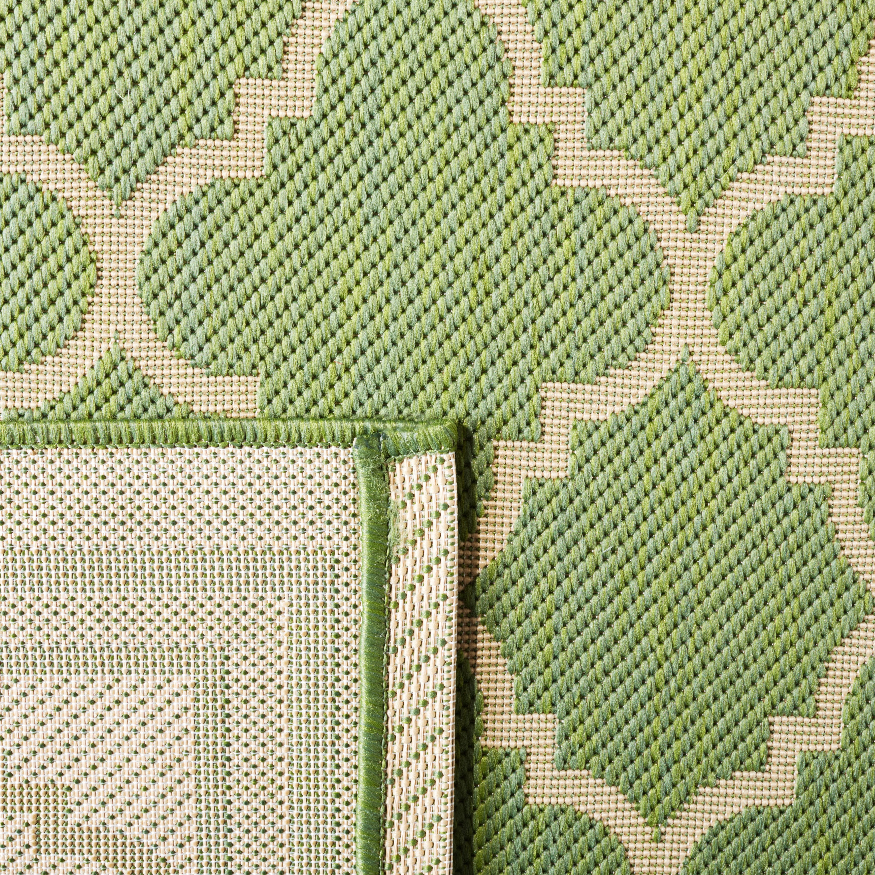 Safavieh Courtyard Alina Geometric Quatrefoil Indoor/Outdoor Area Rug, Green/Beige, 4' x 4' Round
