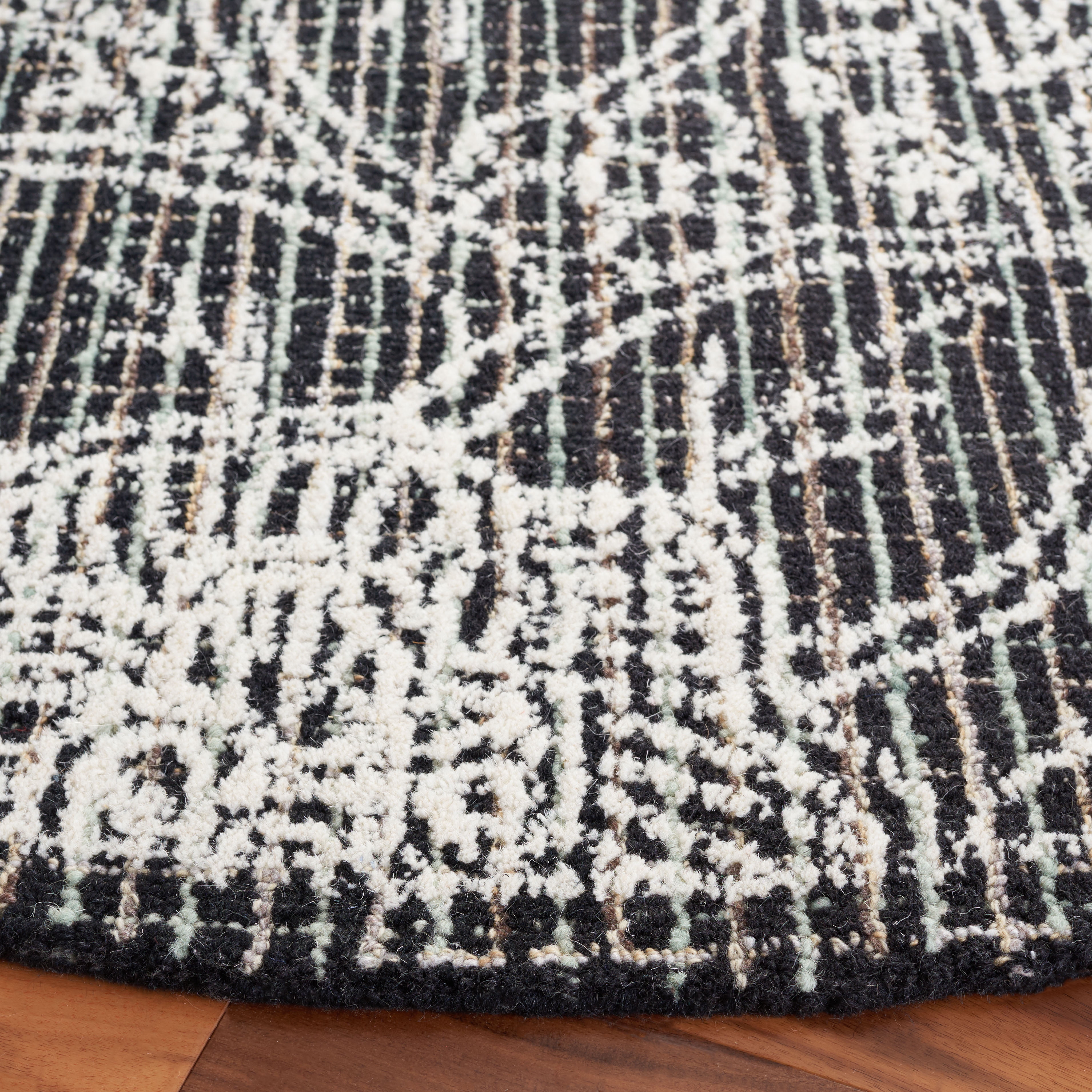 SAFAVIEH Ebony Adair Floral Area Rug, Black/Ivory, 6' x 6' Round