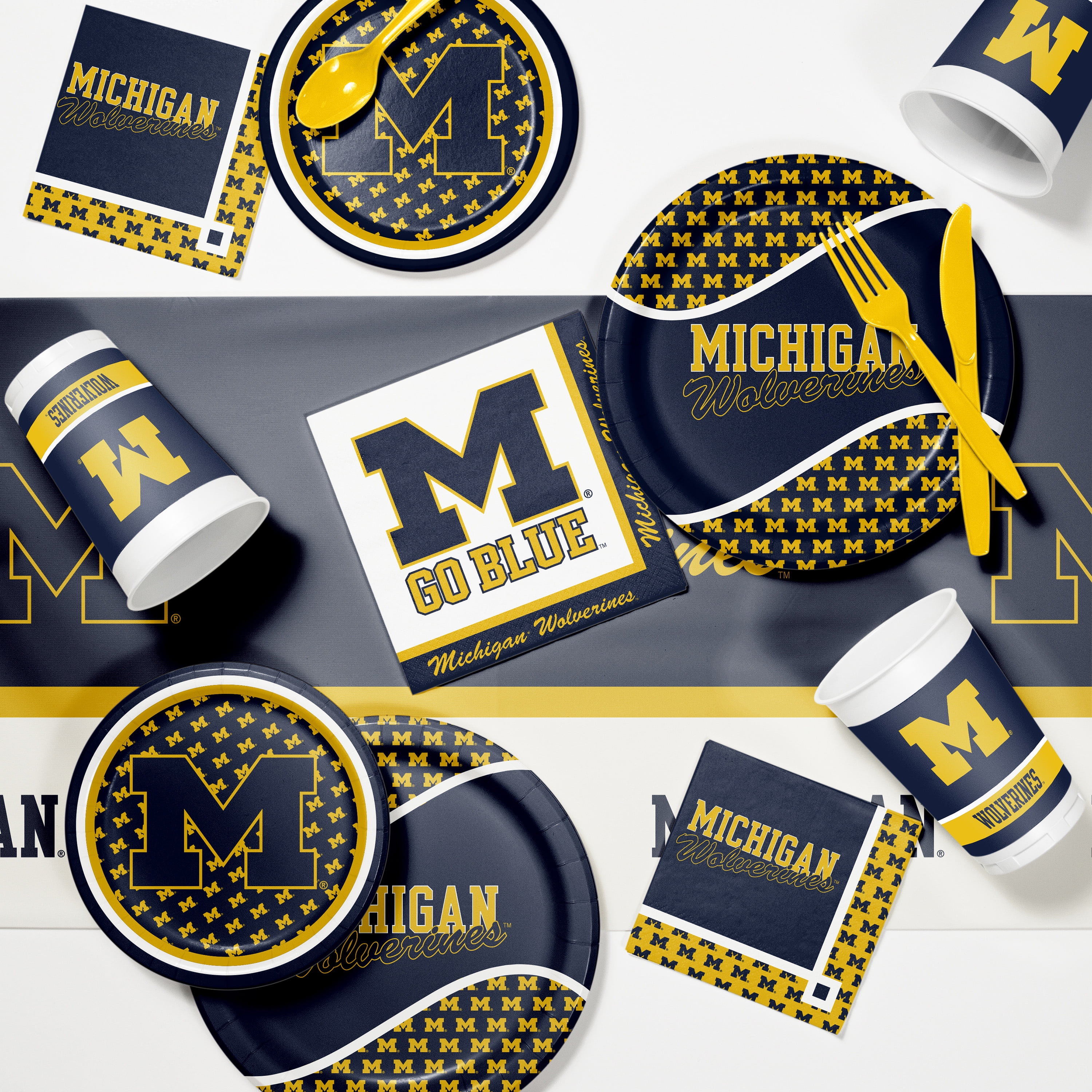 University of Michigan 20 oz Plastic Cups 24 Count for 24 Guests